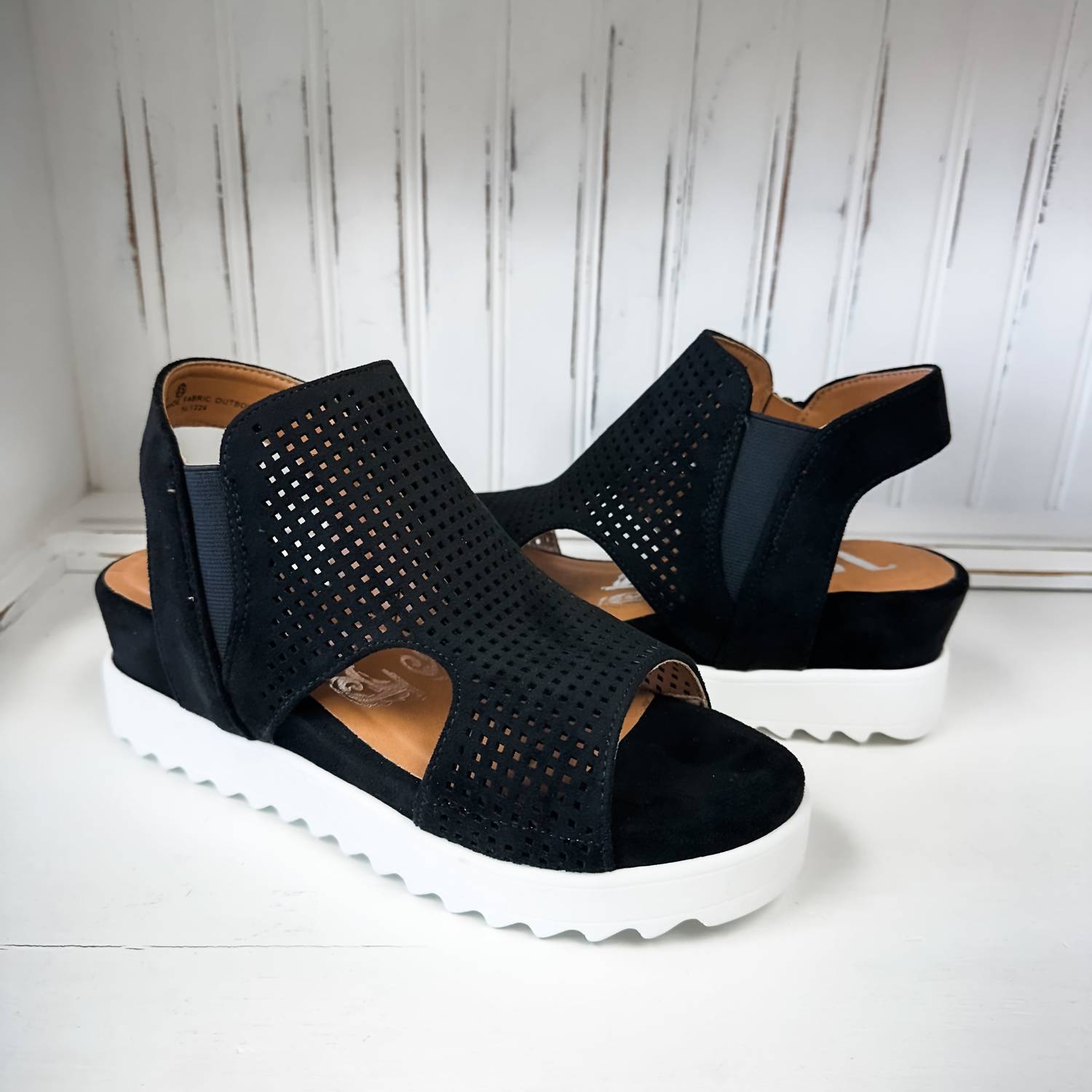 39390264-8d6c-4efa-9832-ed594b054fb3-upscale_15k-1500x1500-70 Very G - Women's Amy Platform Sandal - Image 1